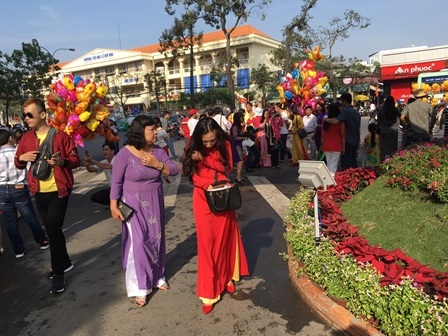 Đông nghịt người du xuân, lễ chùa ngày đầu năm - 2 Đông nghịt người du xuân, lễ chùa ngày đầu năm - 2