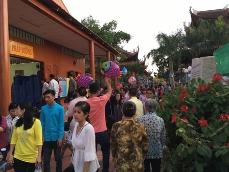 Dòng người nô nức đổ về Thiền viện Trúc Lâm Phương Nam - 2 Dòng người nô nức đổ về Thiền viện Trúc Lâm Phương Nam - 2
