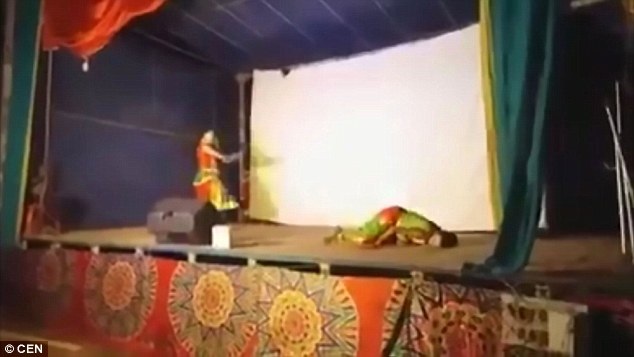 Hai vũ công mặc trang phục rực rỡ mang đặc trưng của điệu nhảy truyền thống Bharathanatyam, họ đang cùng thực hiện những động tác giống hệt nhau, thì vũ công Omanakuttan bất ngờ dừng lại, loạng choạng và ngã xuống sàn sân khấu.