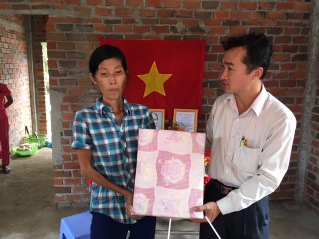 Khánh thành nhà Nhân ái do bạn đọc Dân trí đóng góp - 2 Đại diện lãnh đạo chính quyền địa phương trao quà cho gia đình bà Sương trong dịp khánh thành nhà