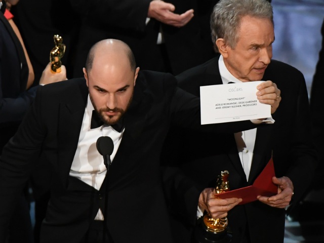 Hoa hậu Hoàn vũ sẽ giúp Oscar xử lý… “sự cố trao nhầm giải”? - 1 Sự cố trao nhầm giải Oscar ở hạng mục Phim hay nhất