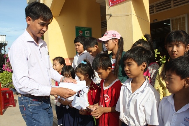 160 suất học bổng Grobest Việt Nam đến với học sinh nghèo, hiếu học tỉnh Trà Vinh - 1
Ôg Nguyễn Đức Học, Giám đốc khu vực Công ty TNHH Grobest Việt Nam tại Trà Vinh trao học bổng đến các em học sinh nghèo vượt khó