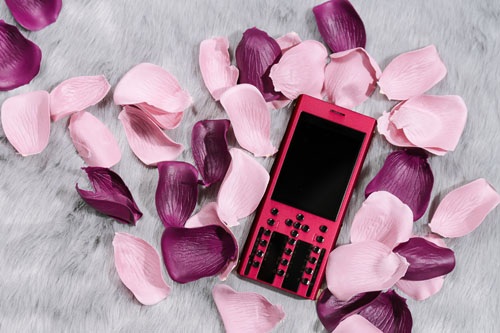 Món quà biết nói lời yêu của Mobiado - 2 Màu hồng Dahlia chưa bao giờ ngưng thổn thức trái tim những cô gái. Thiết kế nữ tính này có giá niêm yết 68 triệu đồng