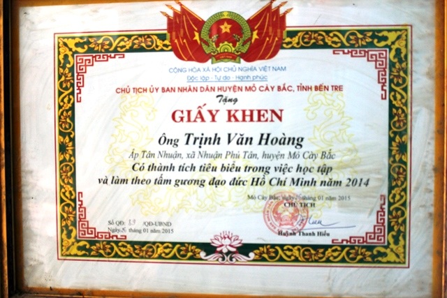 Ông lão nghèo hơn 20 năm vá đường không công - 2
Ông Hoàng được chính quyền địa phương tặng giấy khen