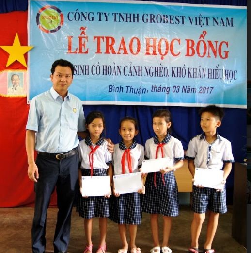 Ông Nguyễn Quang Mạnh, Trưởng đại diện Cty Grobest Việt Nam khu vực Ninh Thuận – Bình Thuận trạo học bổng cho các em học sinh trường Tiểu học Phan Rí Cửa 2