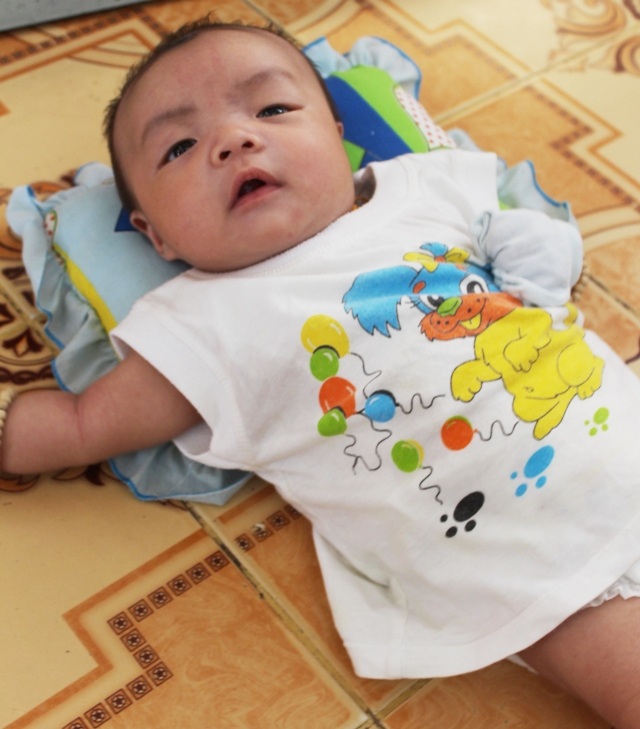 Mẹ tật nguyền lo cảnh con sơ sinh khát sữa - 3 Đứa trẻ đáng yêu biết dường nào, nhưng cháu bé lại sinh ra trong nghịch cảnh của người mẹ mỗi ngày lo không biết kiếm đâu ra tiền mua tã, sữa,... để con có được một sức khỏe ổn định.