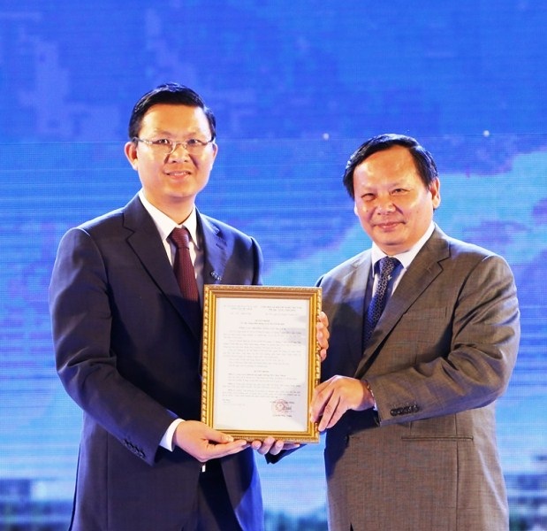 Vườn thú bán hoang dã đầu tiên ở phố biển Quy Nhơn hút khách ngày mở cửa - 2 Ông Lê Thành Vinh - Tổng Giám đốc Tập đoàn FLC đón chứng nhận 5 sao từ ông Nguyễn Văn Tuấn - Tổng Cục Trưởng Tổng cục Du lịch.