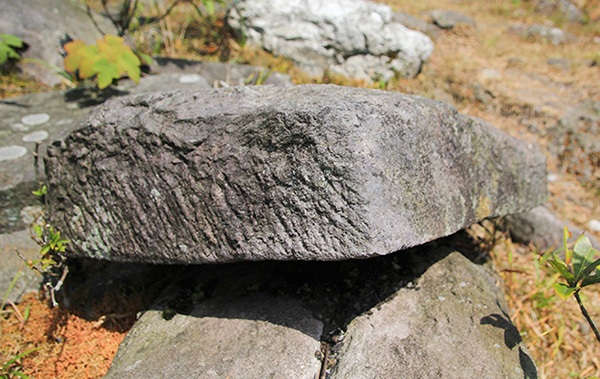 Qua kích thước và vết đục có thể nói những tảng đá này được khai thác làm nguyên liệu để xây dựng ngôi đền cổ.