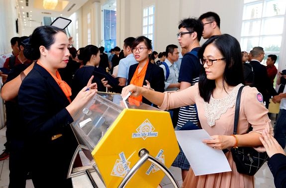 TPHCM: Nhà ở cho gia đình trẻ hút khách - 2 800 khách đến mua trong khi đợt 4 chỉ bán ra 270 căn hộ nên khách phải bốc thăm quyền mua