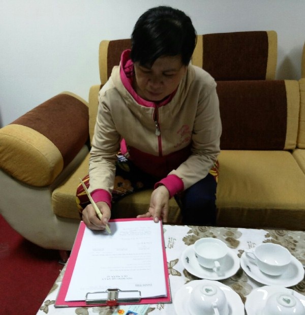 Hơn 64 triệu đồng đến với gia đình bé Thùy Linh - 2 Làm thủ tục kết chuyển quà tặng của bạn đọc đến cho gia đình chị Lưu Thị Ối