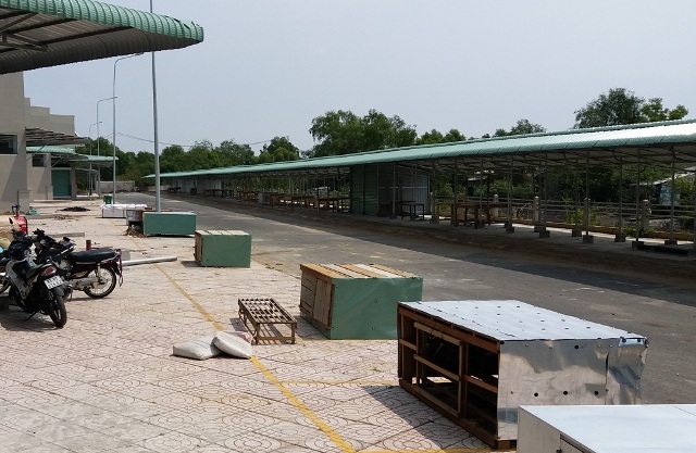 "Tai tiếng" trong dự án trăm tỷ ở thị xã ven biển Sóc Trăng - 1 Sạp bán rau cải ngoài trời nắng khiến tiểu thương phản ứng.