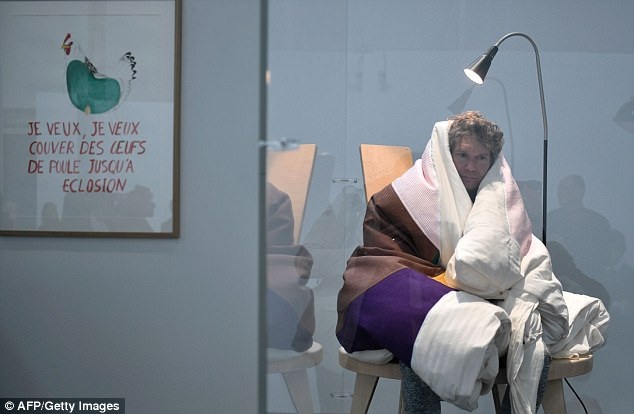 Kỳ lạ nghệ sĩ quyết “ấp trứng”… thành gà - 2 Màn trình diễn đang diễn ra tại bảo tàng Palais de Tokyo.