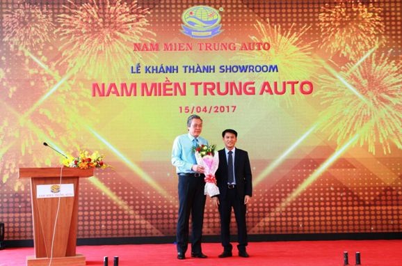 Khánh thành showroom Nam Miền Trung Auto - 3
Ông Lê Văn Bình - Phó Chủ tịch UBND tỉnh Ninh Thuận tặng hoa chúc mừng ông Nguyễn Hoàng Anh - Chủ tịch HĐQT kiêm Tổng Giám đốc công ty Nam Miền Trung