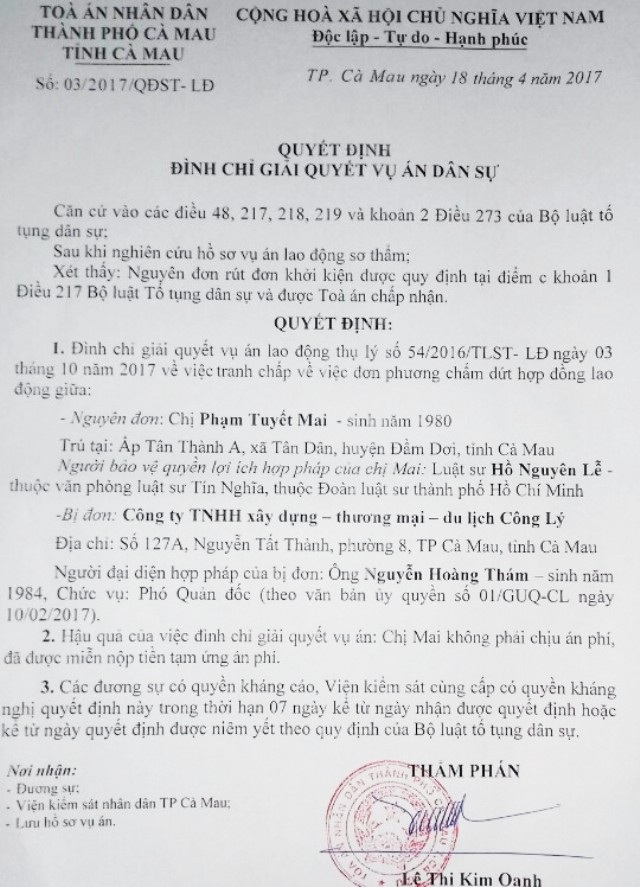 Nữ công nhân nhặt được 5 lượng vàng trong rác rút đơn kiện công ty - 2 Sau khi chị Mai xin rút đơn khởi kiện, TAND TP Cà Mau đã ra quyết định đình chỉ vụ án.