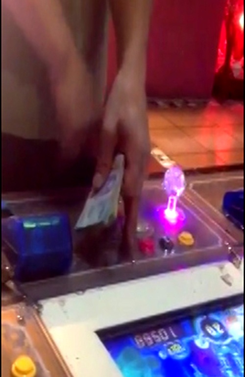 Thâm nhập sòng bạc khủng núp bóng tiệm game bắn cá - 3
Một con bạc với xấp tiền 500.000 đồng trên tay phục vụ bắn cá.