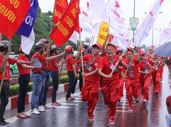 66 tuổi vẫn tình nguyện đi xuyên Việt kêu gọi hiến máu cứu người - 6 Từ hàng ngàn ứng viên, 140 bạn trẻ sẽ được chọn để tập huấn 1 tháng rồi chia thành 2 đoàn tham gia hành trinh xuyên Việt kêu gọi hiến máu cứu người