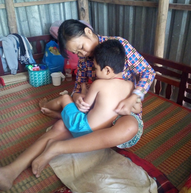 Hai mẹ con chị Nguyễn Thị Thùy và cháu Tô Nguyễn Chí Hướng đang mắc phải những căn bệnh ngặt nghèo. Chồng chị Thùy đã phải bỏ vợ con ở nhà mà đi xứ xa làm thuê, mong dành dụm ít tiền để cứu lấy vợ con mình.