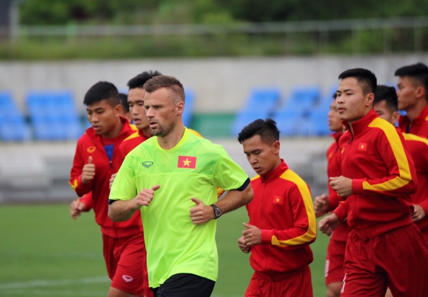 U20 Việt Nam hào hứng với buổi tập đầu tại Hàn Quốc - 3
Các cầu thủ cố gắng làm quen với thời tiết