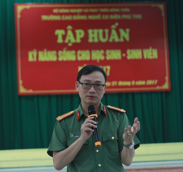 Chuyên gia tội phạm học giúp sinh viên trường nghề “bóc mẽ” các hành vi phạm tội - 1
Chuyên gia tội phạm học Đào Trung Hiếu giúp sinh viên trường nghề “bóc mẽ” các hành vi phạm tội.