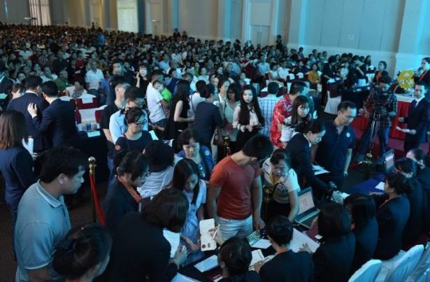 Nhà giàu Sài Gòn tụ hội về các khu căn hộ sang trọng - 2 Buổi chào bán The Symphony ngày 28/5 đã thu hút lượng khách đông kỷ lục, cứ 3 khách đến mới có 1 người may mắn giao dịch thành công vì sản phẩm có hạn