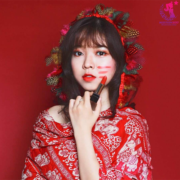 Những cô nàng 1999 "áp đảo" ngày mở màn cuộc thi Miss Teen - 1 Cô bạn Lê Thùy Hương (sinh năm 1999), đến từ An Long, Tam Nông, Đồng Tháp với quan điểm sống Đừng xấu hổ khi không biết, chỉ xấu hổ khi không học”