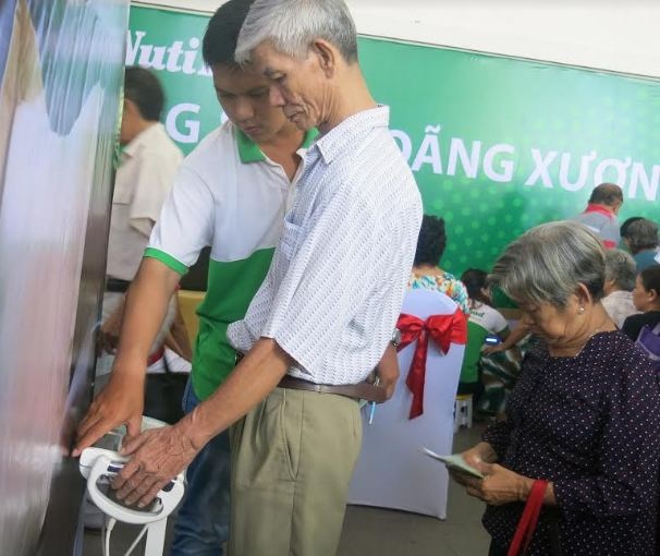 Gần 400 người cao tuổi được chăm sóc sức khoẻ, tư vấn dinh dưỡng - 2 Đo mỡ cho các cụ