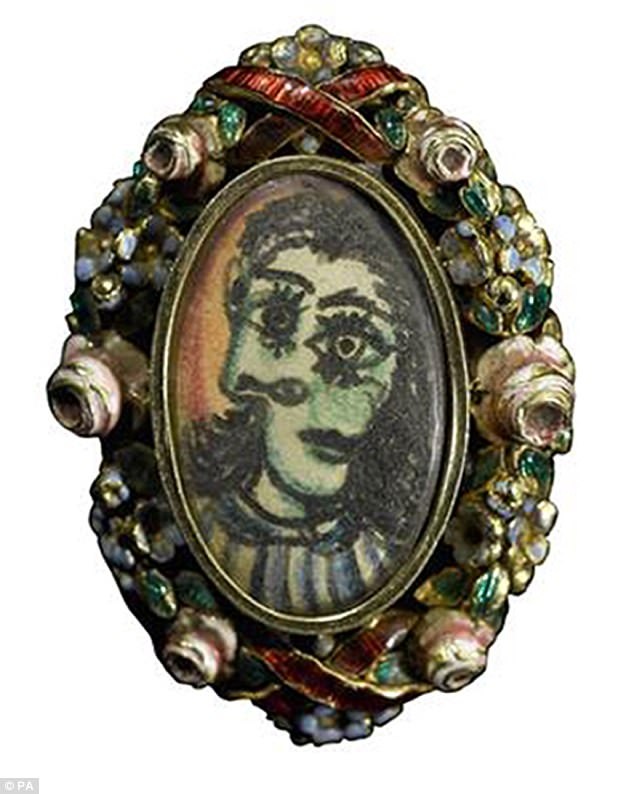 Chiếc nhẫn Picasso làm cho người tình có giá 14 tỷ đồng - 2 Chiếc nhẫn được thiết kế và thực hiện bởi chính Pablo Picasso để xoa dịu cơn giận của người tình. Trên mặt nhẫn là chân dung nàng Dora Maar như trong một bức họa Picasso từng vẽ nàng.