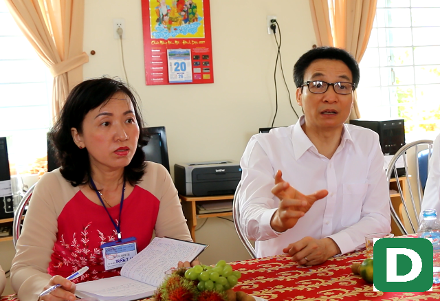 Phó Thủ tướng Vũ Đức Đam thị sát thi tại Cần Thơ - 2 Phó Thủ tướng trao đổi với cán bộ tại Hội đồng thi trường Bùi Hữu Nghĩa