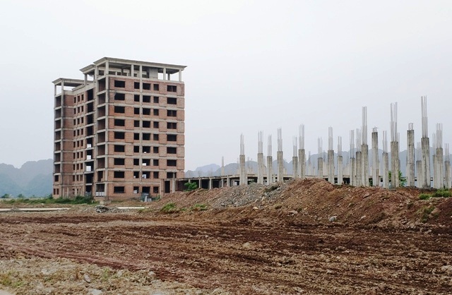 Dân “truy” trách nhiệm dự án trường đại học trăm tỷ “đắp chiếu” - 2 Dự án trường đại học Hoa Lư xây dựng nhiều năm nay chưa xong, hiện đang đắp chiếu vì... thiếu vốn.