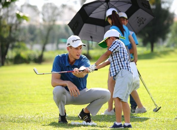 Giải đấu phong trào có giải thưởng đến 2,8 tỷ đồng - 7 Golfer Ryan (người Úc) đã hướng dẫn và làm trọng tài các giải mini games dành cho bé chia thành 2 nhóm tuổi: 8 – 10 tuổi và 11 – 15 tuổi.