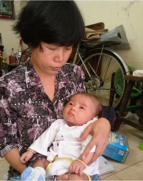 Cha bất lực nhìn con quằn quại trong cơn đau - 2 Đứa con nhỏ ra đời đúng lúc con lớn bệnh càng khiến gia cảnh ngặt nghèo