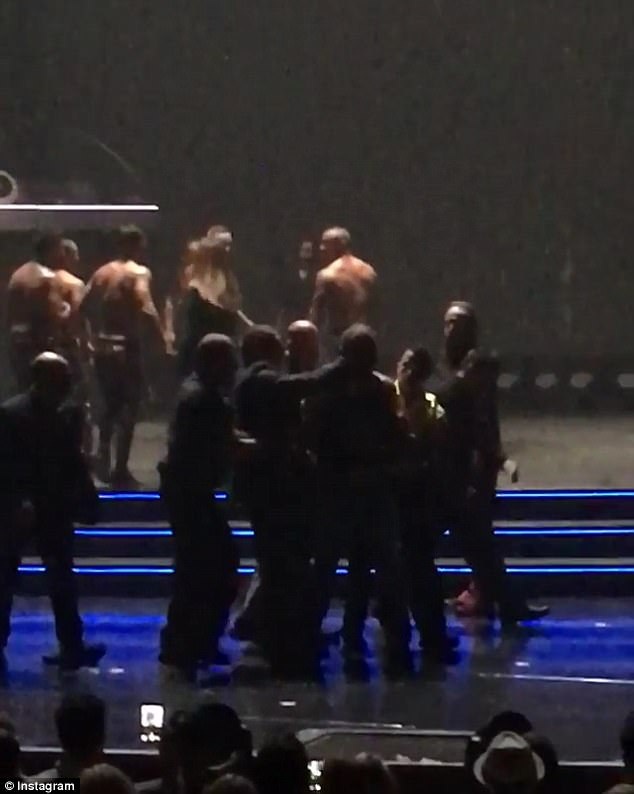 Đang hát “Crazy”, Britney Spears hoảng sợ vì bị fan quấy nhiễu - 2 Ngay sau khi người đàn ông quá khích bước lên sân khấu, anh ta đã bị khống chế bởi đội ngũ an ninh và các vũ công nam. Sau đó, người này nhanh chóng bị đưa xuống khỏi sân khấu.