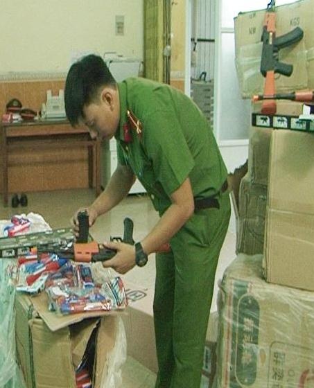 Bắt ô tô vận chuyển đồ chơi trẻ em bạo lực - 1 Phòng Cảnh sát Kinh tế Công an tỉnh Thừa Thiên Huế tiến hành kiểm tra các thùng đồ chơi trẻ em bạo lực chất đầy xe