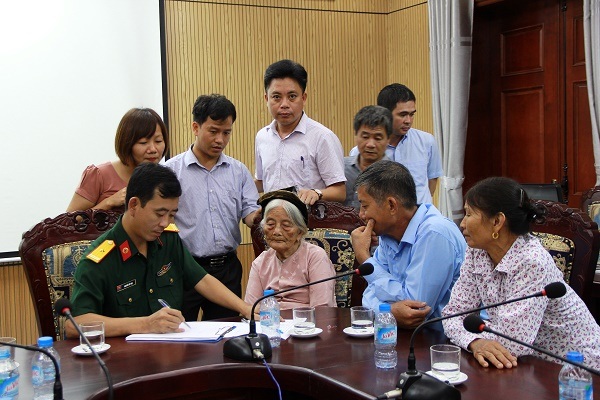 Lấy mẫu sinh phẩm thân nhân liệt sĩ Hang Tám Cô để xét nghiệm ADN - 2
Cơ quan chức năng tiến hàng lấy mẫu sinh phẩm của thân nhân liệt sĩ Hang Tám Cô