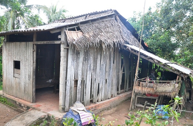 Mẹ ung thư, 2 con suy dinh dưỡng, cả gia đình lâm cảnh khốn khó - 2 Căn nhà xiêu vẹo của gia đình anh Quang đang tá túc
