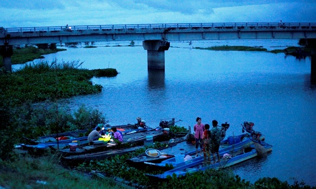 TrÃªn dÃ²ng kÃªnh VÄ©nh Táº¿, huyá»n Tá»nh BiÃªn nhá»¯ng ngÃ y nÃ y, du khÃ¡ch dá»
 dÃ ng báº¯t gáº·p ngÆ°á»i dÃ¢n chÃ¨o ÄÃ² vÃ o bá», giÄng lÆ°á»i tá»« 2 giá» sÃ¡ng Äá» kÃ©o cÃ¡, tÃ´m, cua, á»c