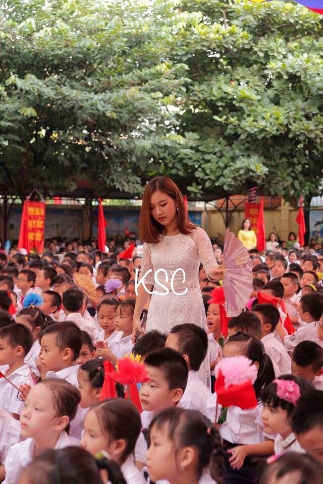 Cô giáo xinh đẹp quạt mát cho học sinh ngày tựu trường gây sốt trên mạng xã hội - 2
