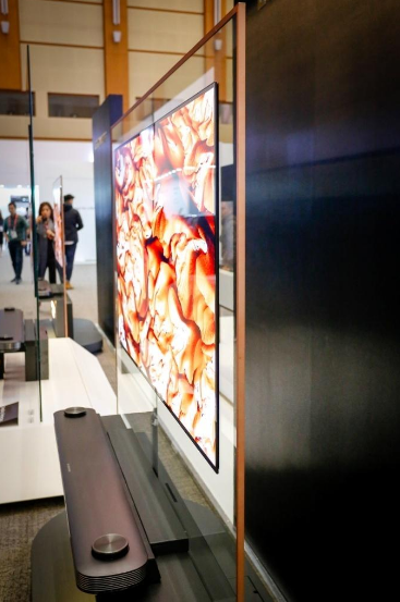 Chiêm ngưỡng dòng TV được mệnh danh "không có đối thủ" của LG - 2 Với độ mỏng đáng kinh ngạc của W7 khi được gắn trên tường thông qua giá đỡ từ tính khiến người xem có cảm giác đang nhìn hình ảnh trực tiếp qua khung cửa sổ.