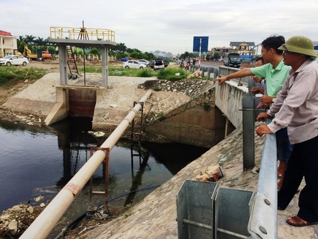 Khu công nghiệp hoạt động 10 năm chưa báo cáo đánh giá tác động môi trường - 2 Người dân bức xúc về tình trạng nước thải của KCN Gián Khẩu gây ô nhiễm môi trường.