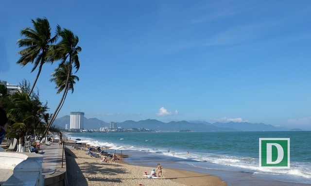 Du lịch miền Trung: Mạnh, mà mạnh ai nấy làm - 3 Theo ông Vũ Đình Thiên - Viện trưởng Viện Kinh tế Việt Nam, miền Trung cần có chương trình phát triển du lịch thành ngành mũi nhọn một cách rõ ràng, không lờ mờ. Đồng thời, cần nghiên cứu giải pháp nâng cao giá trị gia tăng từ thế mạnh du lịch biển
