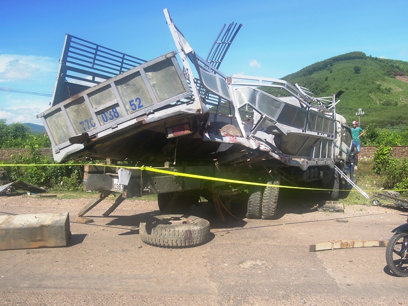 Ô tô của Bí thư Huyện ủy va chạm với xe máy, 2 người nhập viện - 4 Xe tải bẹp dúm sau tai nạn với tàu hỏa