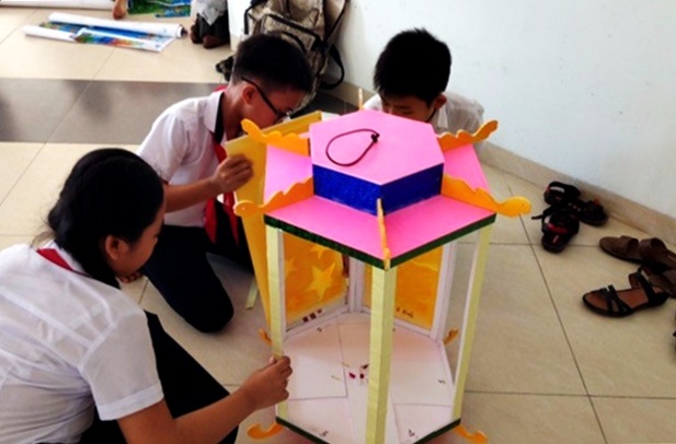Học sinh Đà Nẵng làm lồng đèn tặng trẻ em làng SOS - 4 Đèn kéo quân truyền thống