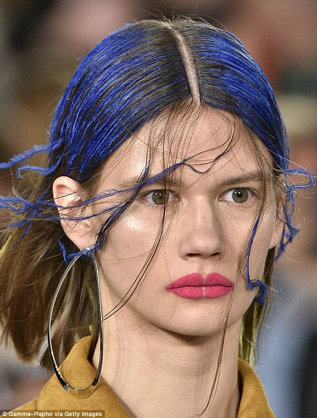 Không chỉ tóc ướt, bết, lòa xòa, những sợi lông nhỏ còn được gắn lên mái tóc các người mẫu xuất hiện trong show của nhà mốt Maison Margiela.