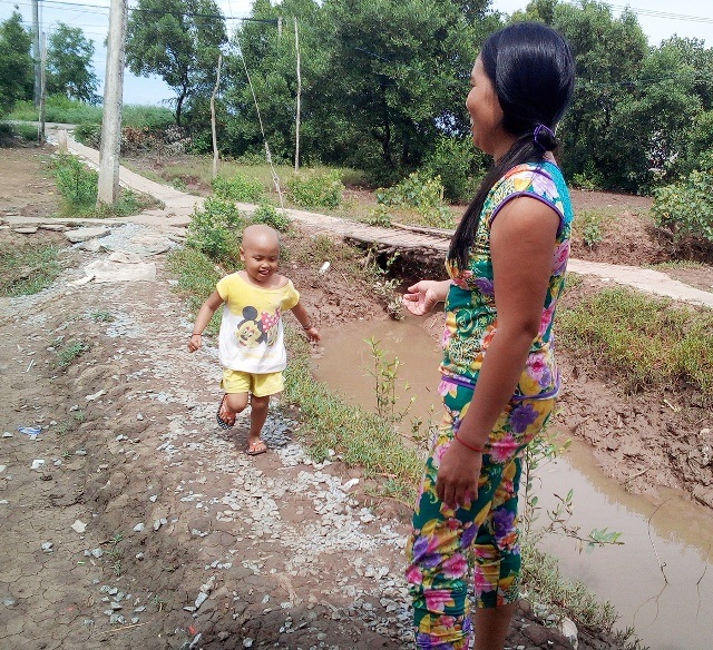 Ám ảnh ánh mắt của bé 5 tuổi người dân tộc Khmer bị ung thư máu - 3 Niềm vui như thế này của cháu Ngọc là rất ít, khi căn bệnh thường xuyên hành hạ cháu mệt mỏi, sốt li bì,...