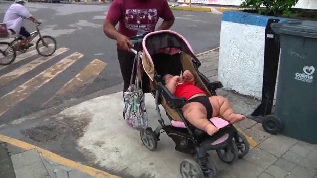 Sốc với em bé 10 tháng nặng ngang trẻ 9 tuổi - 2 Sốc với em bé 10 tháng nặng ngang trẻ 9 tuổi - 2