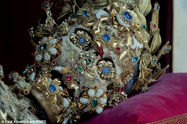 Hài cốt của Thánh Benedictus phủ kín trong lớp châu báu, đá quý