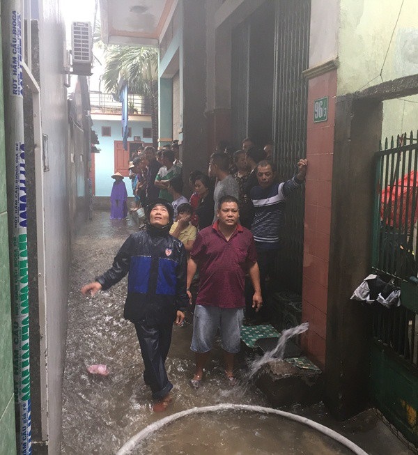 Do đám cháy ở tầng 3 ngôi nhà trong hẻm nhỏ, trời thì mưa nên việc chữa cháy rất vất vã