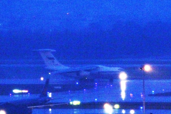 APEC 2017: Chuyên cơ vận tải Nga hạ cánh xuống sân bay Đà Nẵng - 2
IL-76 tiếp đất lúc trời sẩm tối và có mưa nhỏ (Ảnh: Quý Đoàn)