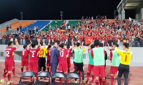 Giành vé dự vòng chung kết châu Á, HLV Hoàng Anh Tuấn vẫn không hài lòng - 3
Cầu thủ U19 Việt Nam cảm ơn người hâm mộ