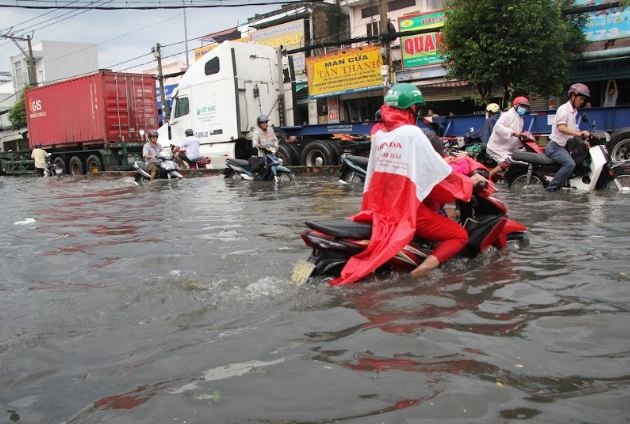 Mưa lớn kết hợp triều cường, đường Sài Gòn "không lối thoát" - 5